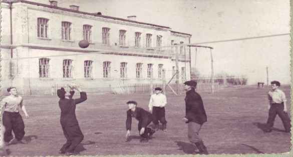 Здание школы, апрель 1953 год